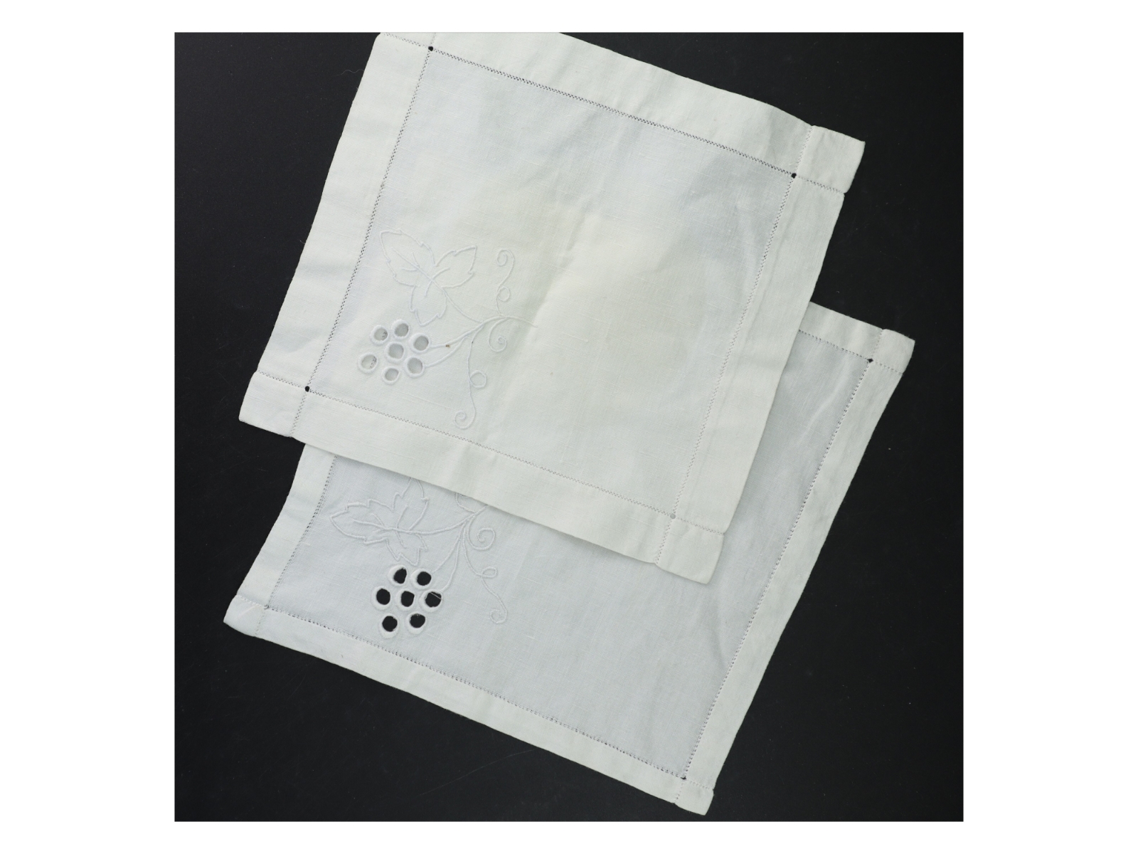 To broderede servietter (str. 26x25 cm)