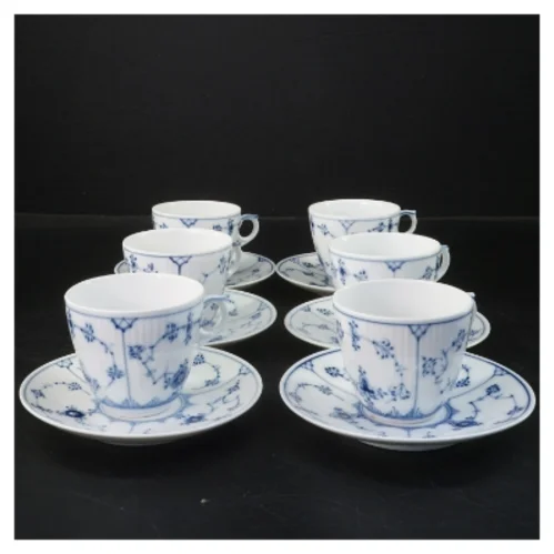 Kaffekopper og underkopper i porcelæn, musselmalede, fra Royal Copenhagen (str. Ø 12 og Ø 6,5 cm)