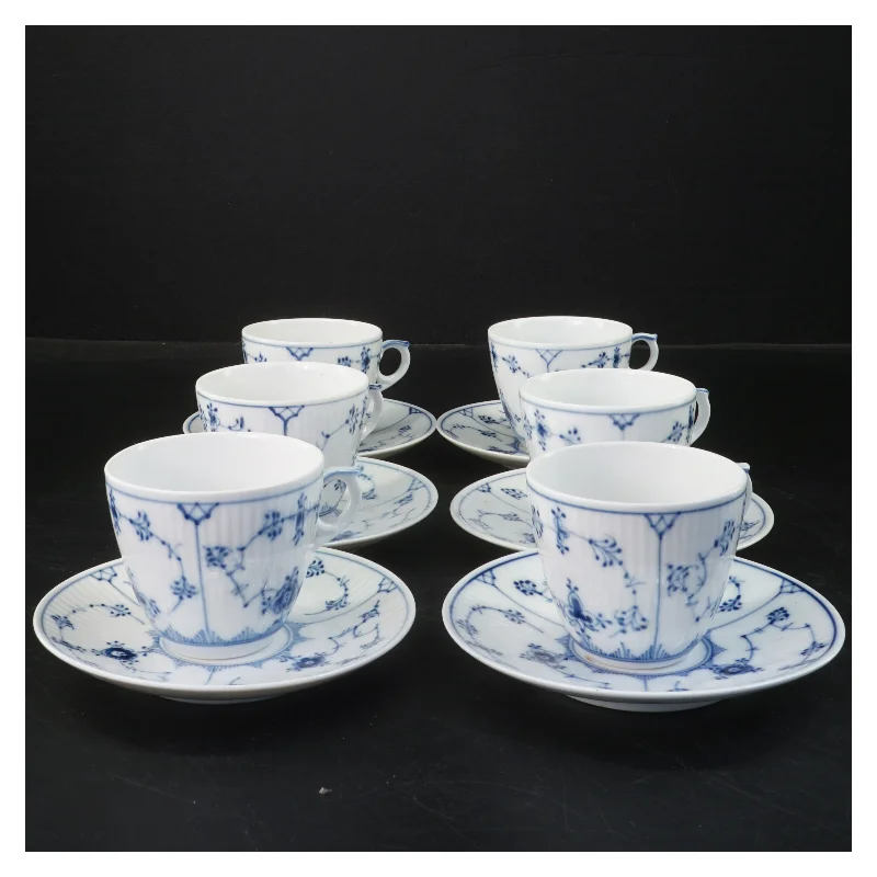 Kaffekopper og underkopper i porcelæn, musselmalede, fra Royal Copenhagen (str. Ø 12 og Ø 6,5 cm)