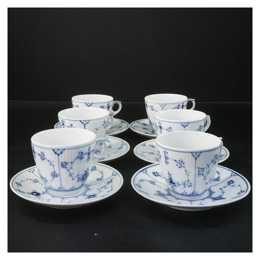 Kaffekopper og underkopper i porcelæn, musselmalede, fra Royal Copenhagen (str. Ø 12 og Ø 6,5 cm)