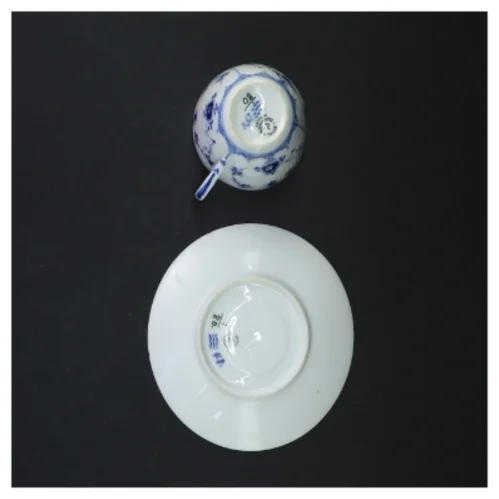 Kaffekopper og underkopper i porcelæn, musselmalede, fra Royal Copenhagen (str. Ø 12 og Ø 6,5 cm)