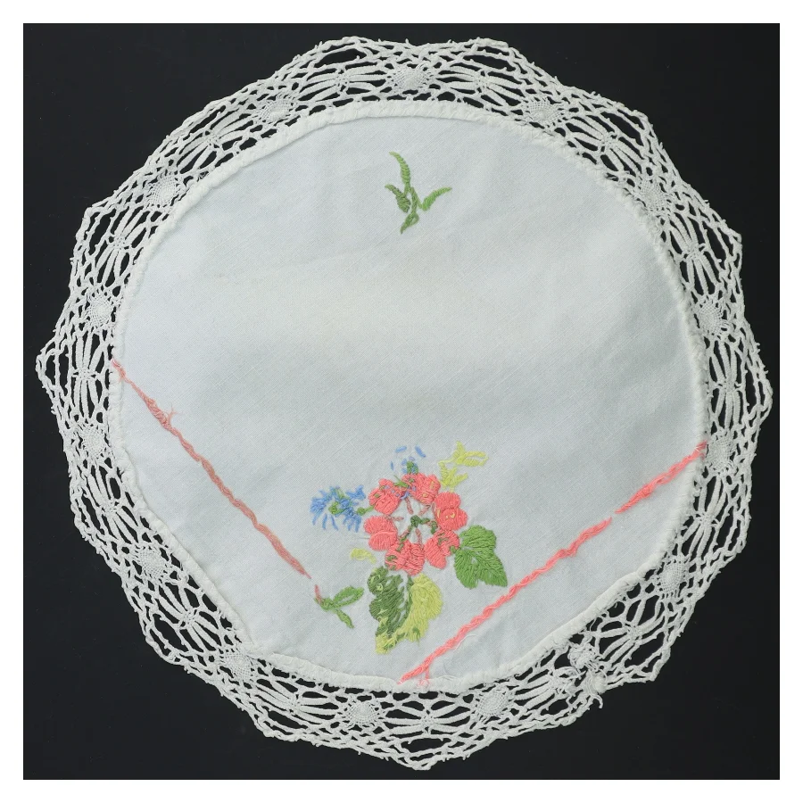 Broderet rund dug med blondekant (str. Ø 25,5 cm)