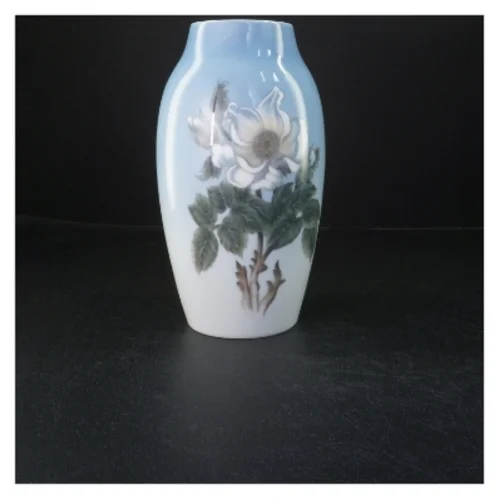 Porcelænsvase med blomsterdesign fra B&G (str. 26x9 cm)