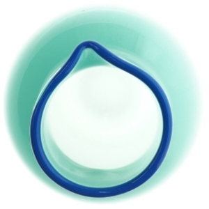 Grøn glaskande med blå kant (str. H. 10,5 cm)