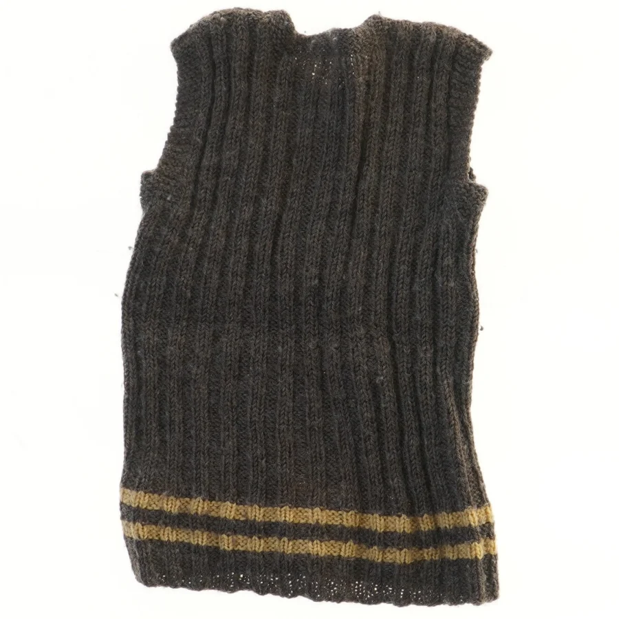 Strikket vest med knapper (str.  20x31 cm)