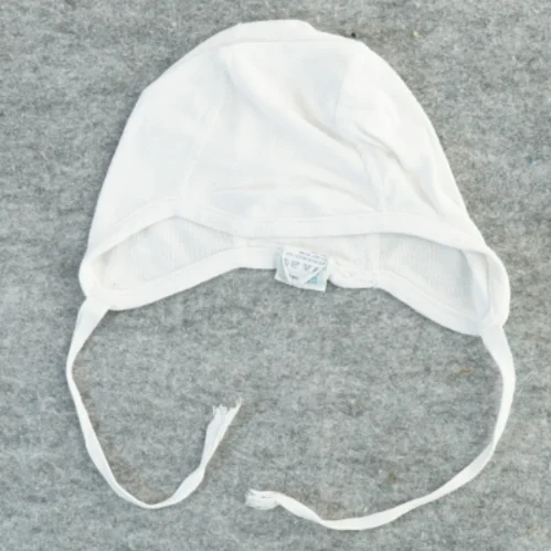 Hvid babyhue fra Fix (str. 6-10 måneder )