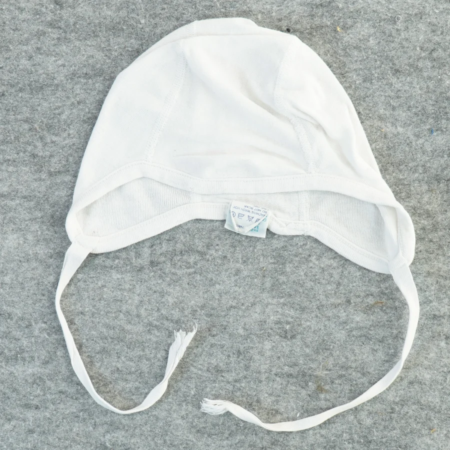 Hvid babyhue fra Fix (str. 6-10 måneder )