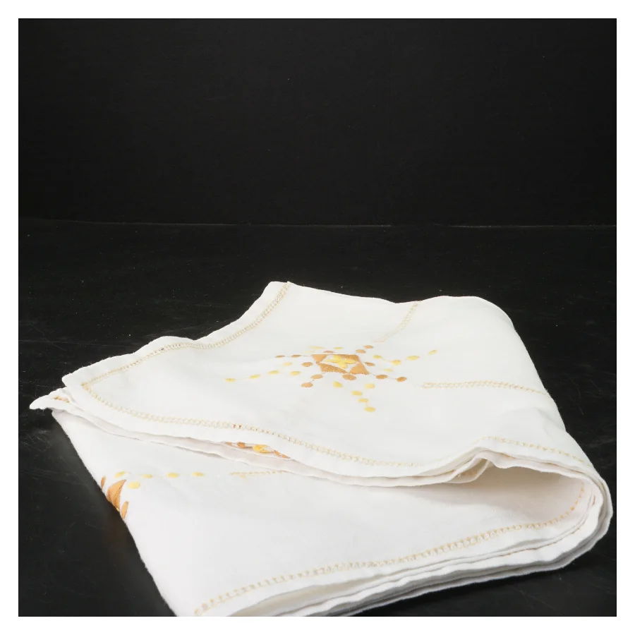 Håndbroderet dug (str. 86x84 cm)