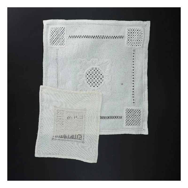 Broderede servietter med hulsøm (str. 2 stk 18x17 & 28,5x29 cm)