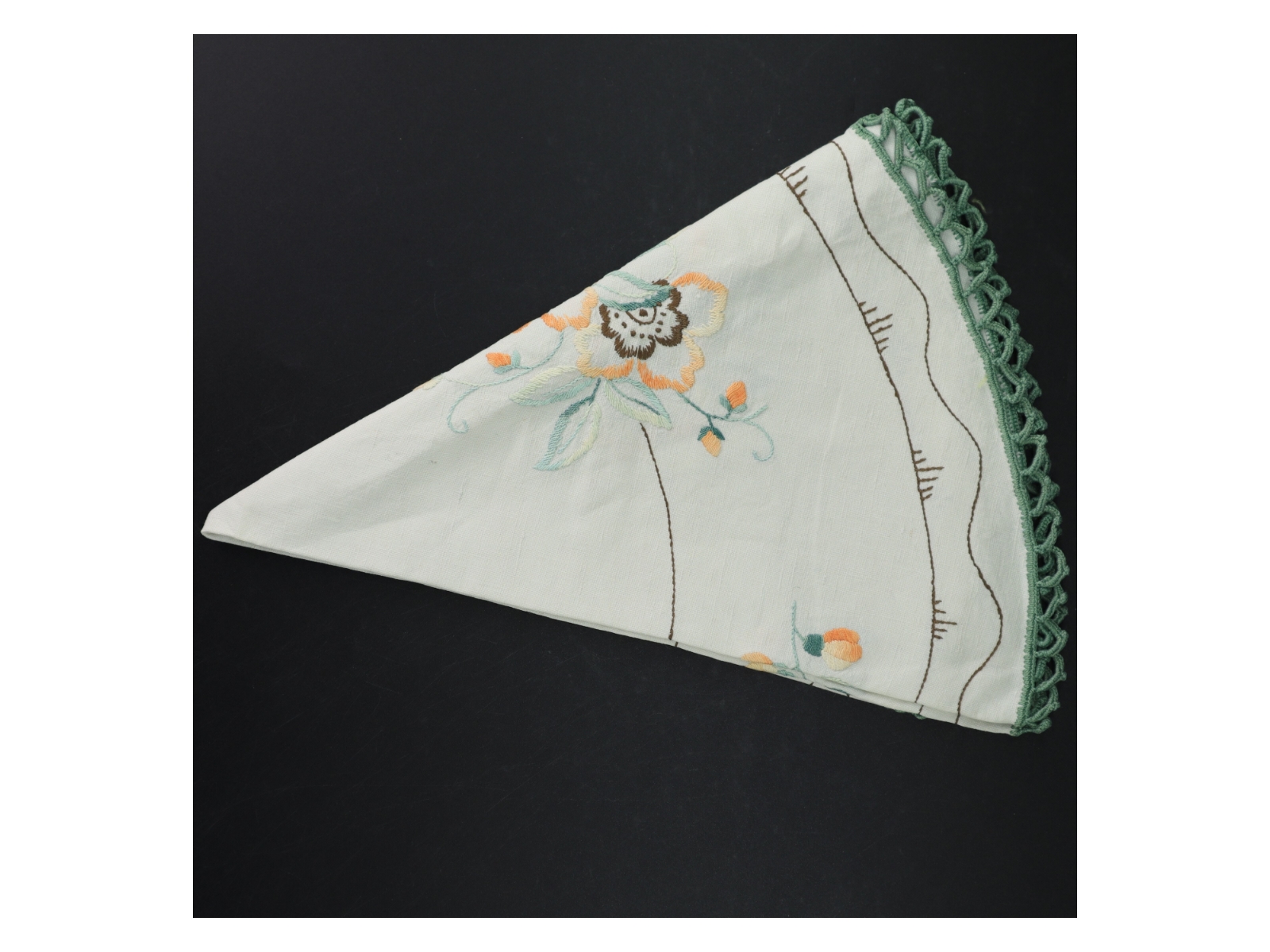 Broderet dug med blomstermotiv (str. Ø. 77 cm)