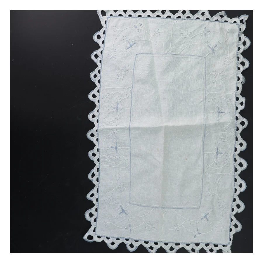Broderet bordløber (str. 44x28 cm)