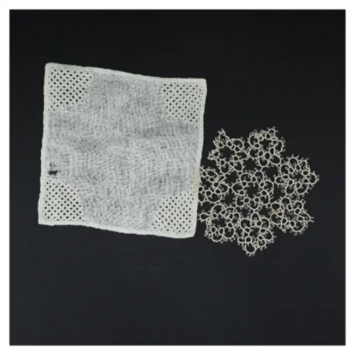 To brodeerede servietter (str. 16 x. 16 cm. og. 13,5 cm)