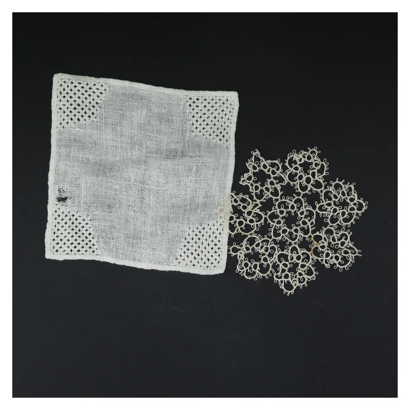 To brodeerede servietter (str. 16 x. 16 cm. og. 13,5 cm)