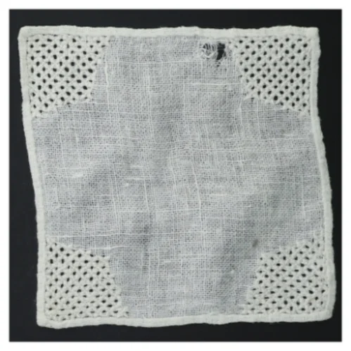 To brodeerede servietter (str. 16 x. 16 cm. og. 13,5 cm)