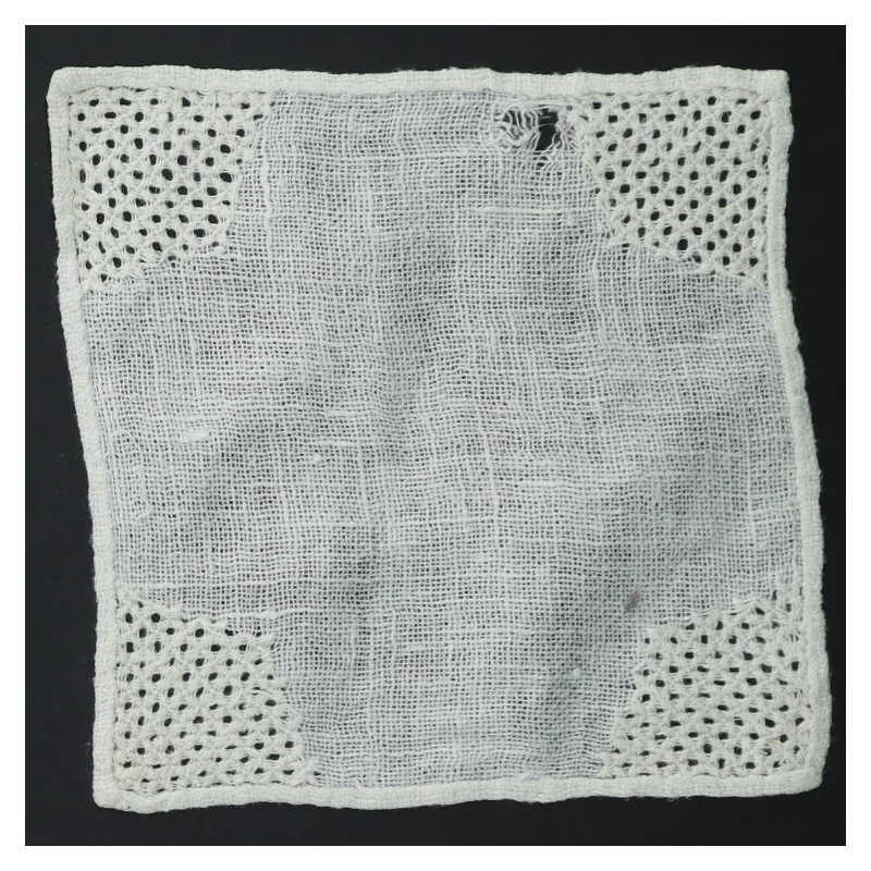 To brodeerede servietter (str. 16 x. 16 cm. og. 13,5 cm)