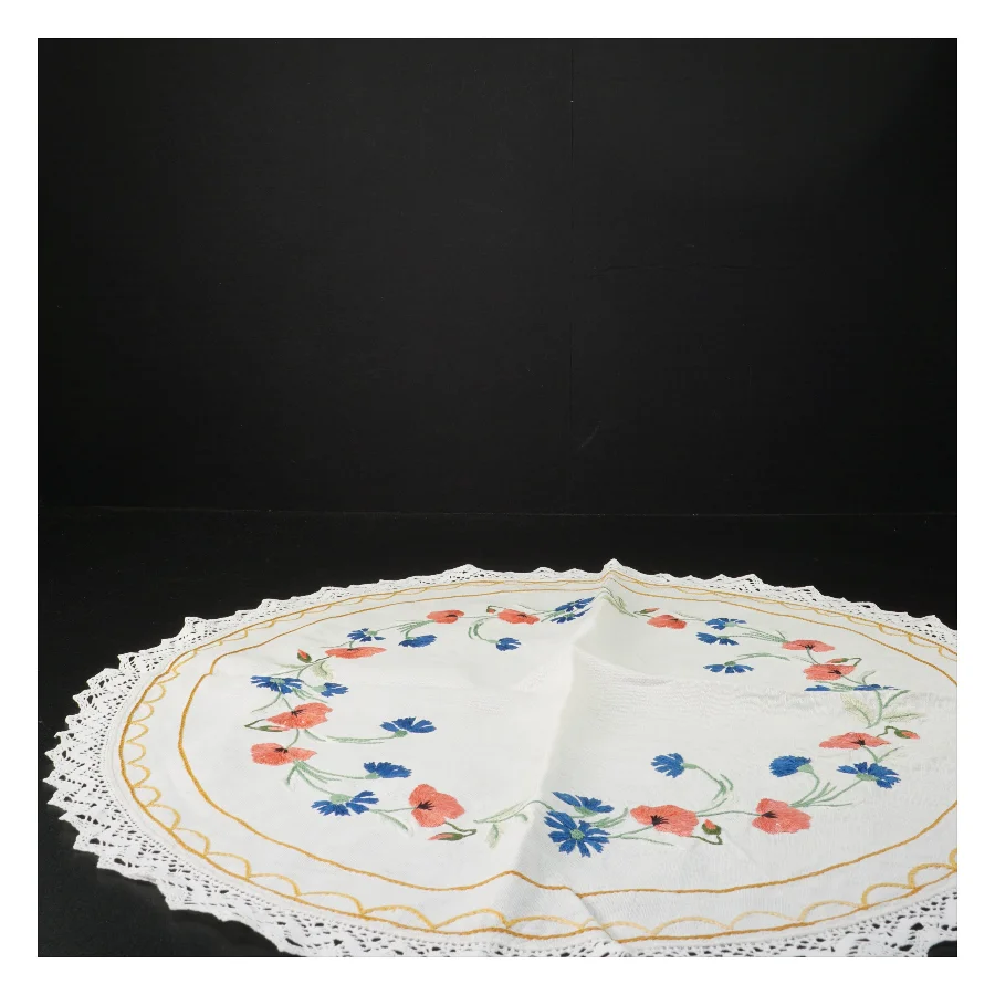 Broderet borddug med blomster (str. Ø. 48 cm)