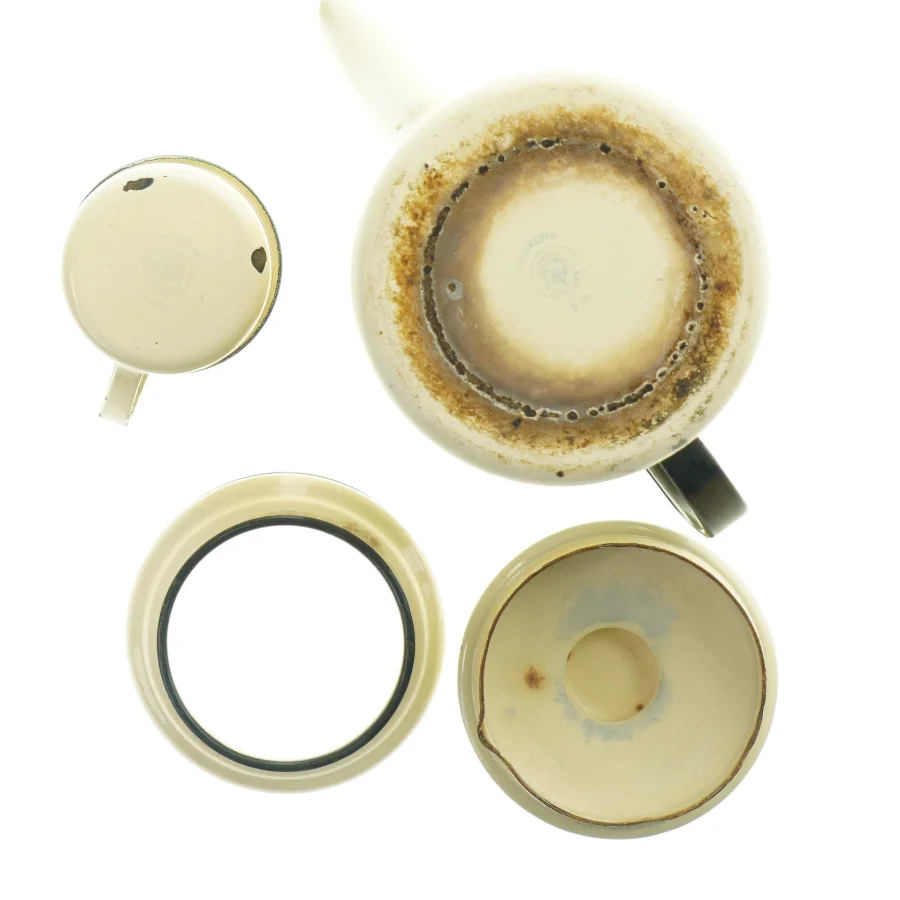 Emalje kaffekande fra svenske Kockums. Tilhørende krus 