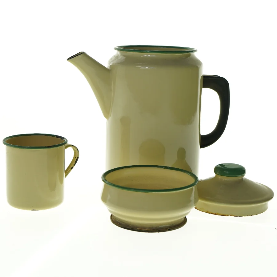 Emalje kaffekande fra svenske Kockums. Tilhørende krus 