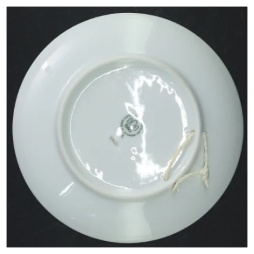 Porcelænsplatte fra Vanløse Kirke med ophæng (str. Ø)