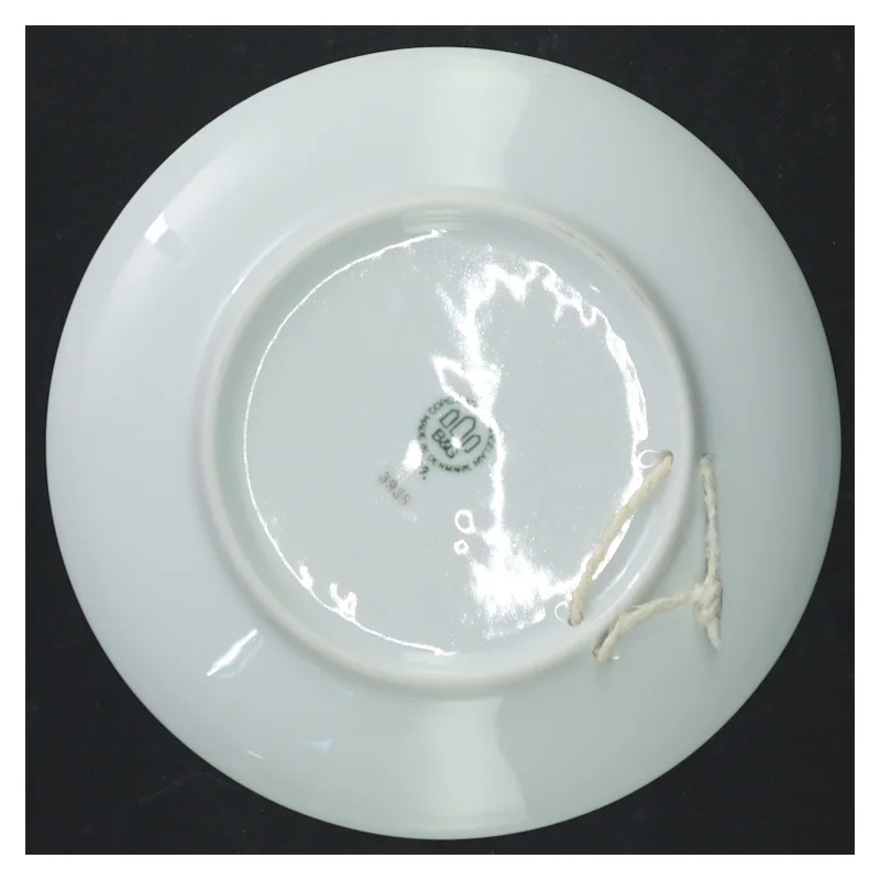 Porcelænsplatte fra Vanløse Kirke med ophæng (str. Ø)