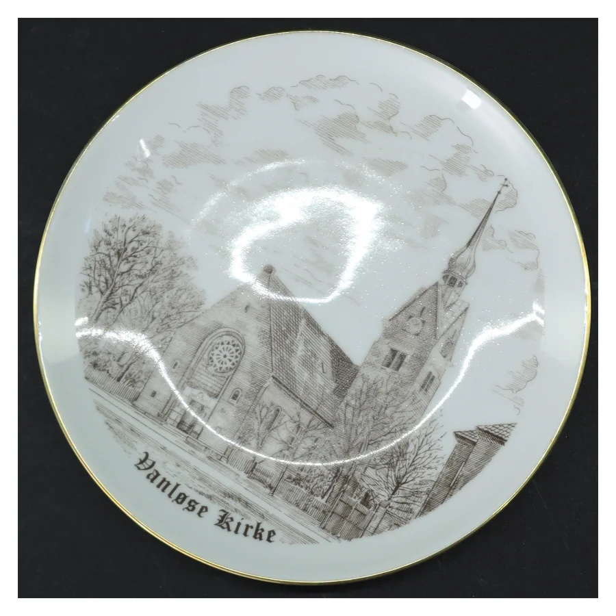 Porcelænsplatte fra Vanløse Kirke med ophæng (str. Ø)