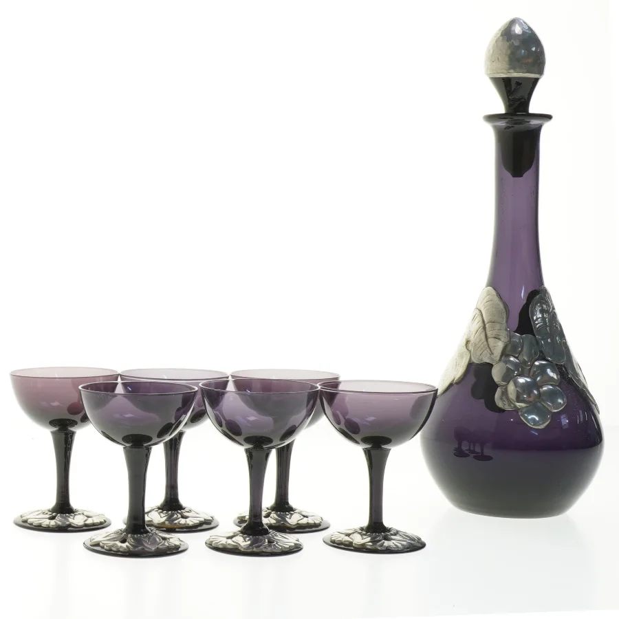 Likørsæt med karaffel og 6 glas (str. 6 styk kopper. ø. 6 cm. længde, 8 cm. kanne. 27,5 cm)