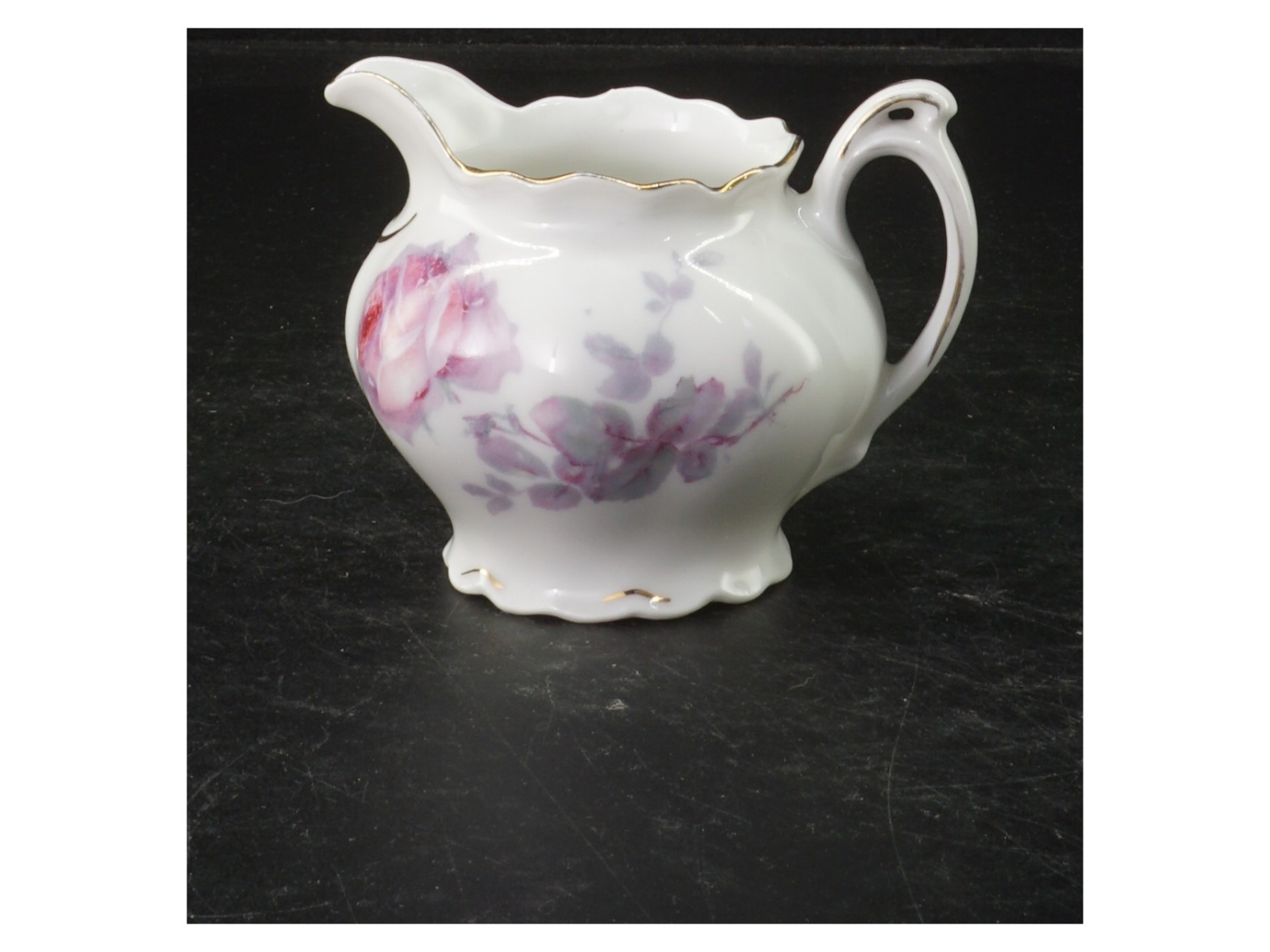 Porcelænsflødekande med blomstermotiv (str. 7,5x9 cm)