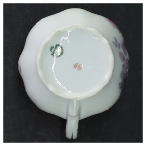 Porcelænsflødekande med blomstermotiv (str. 7,5x9 cm)