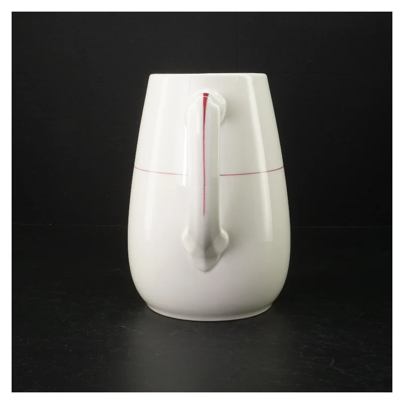 Hvid porcelænskande med rød kant (str. H. 20 cm. ø. 13,5 cm)