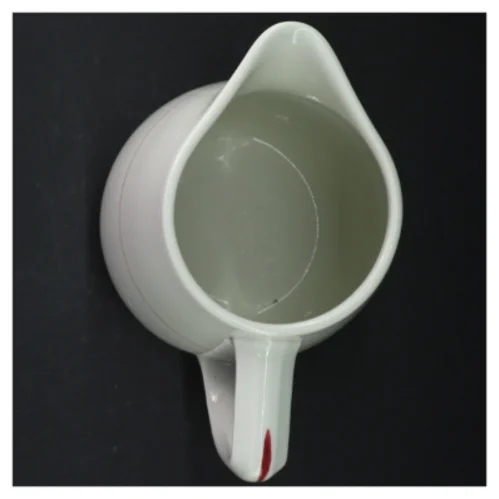 Hvid porcelænskande med rød kant (str. H. 20 cm. ø. 13,5 cm)