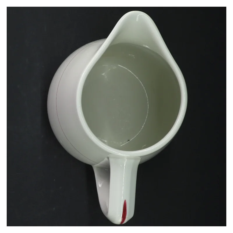 Hvid porcelænskande med rød kant (str. H. 20 cm. ø. 13,5 cm)