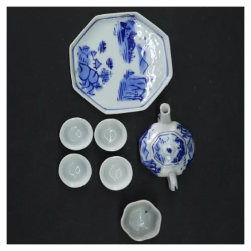 Blå og hvid porcelænste-sæt. Dukkestel