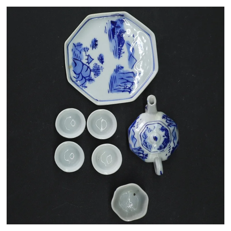 Blå og hvid porcelænste-sæt. Dukkestel