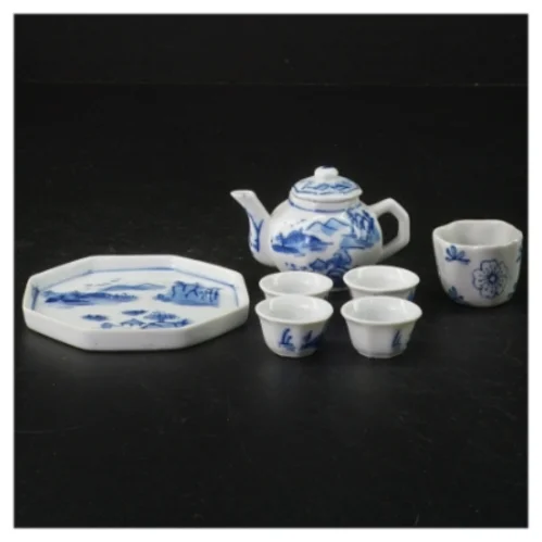 Blå og hvid porcelænste-sæt. Dukkestel