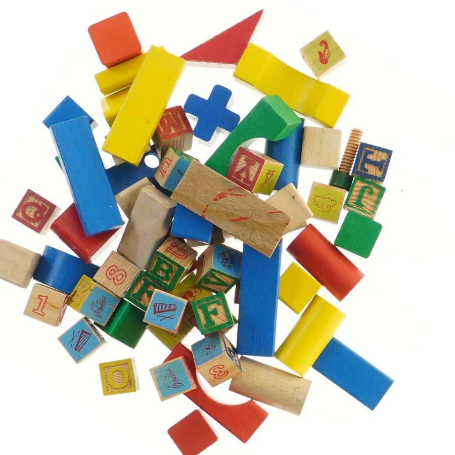 Træbyggesæt med forskellige former og farver fra Kids Wood