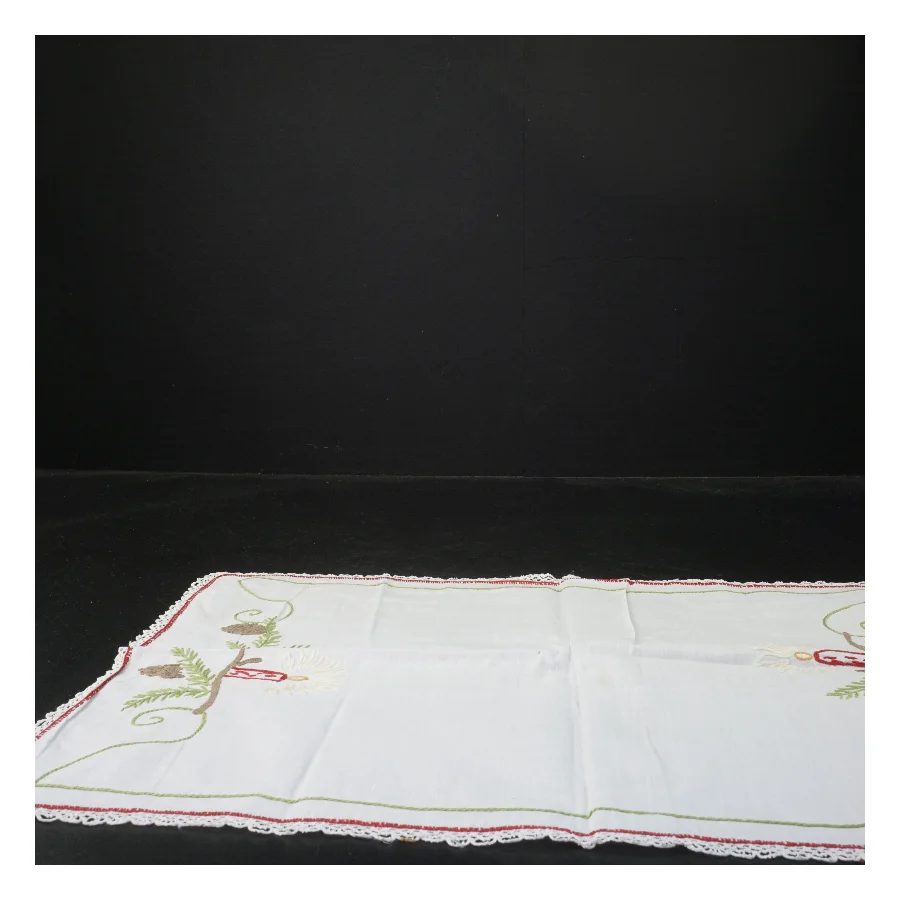 Håndbroderet juledug med lys og grene (str. 44x31 cm)