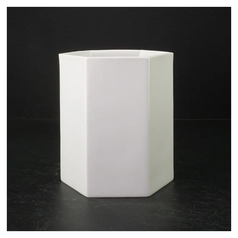 Hvid sekskantet keramik vase (str. H. 15,5 cm ø. 13,5 cm)