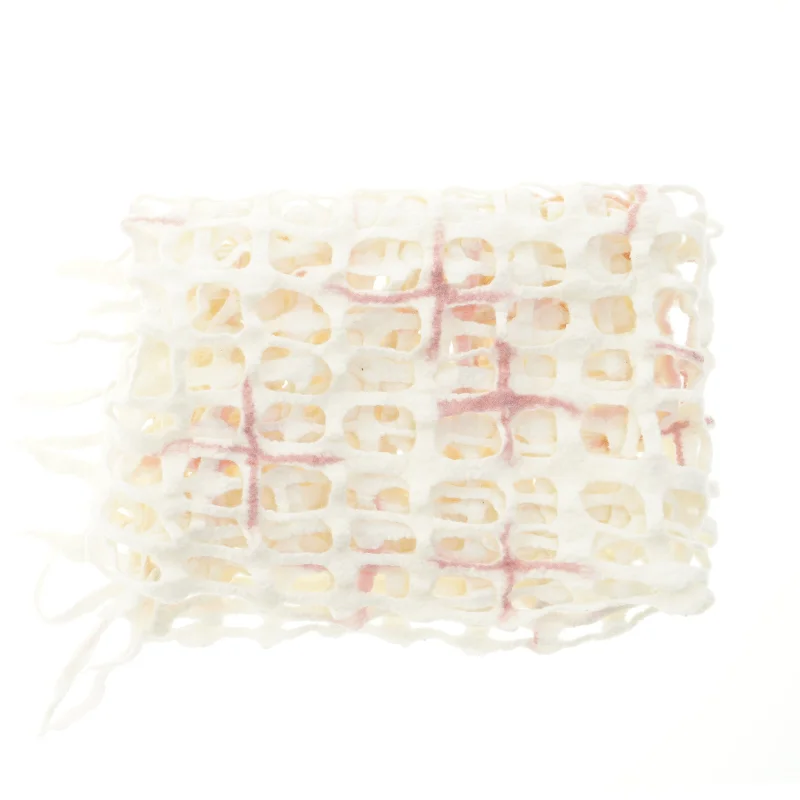 Hvidt tekstil tørklæde med mønster (str. 155x53 cm)