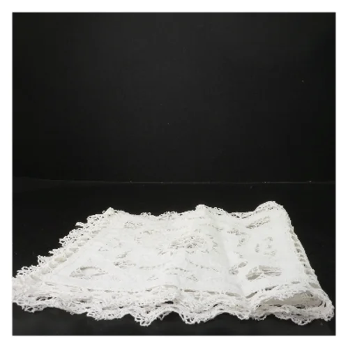 Broderet dug med blondedetaljer (str. 124x33 cm)