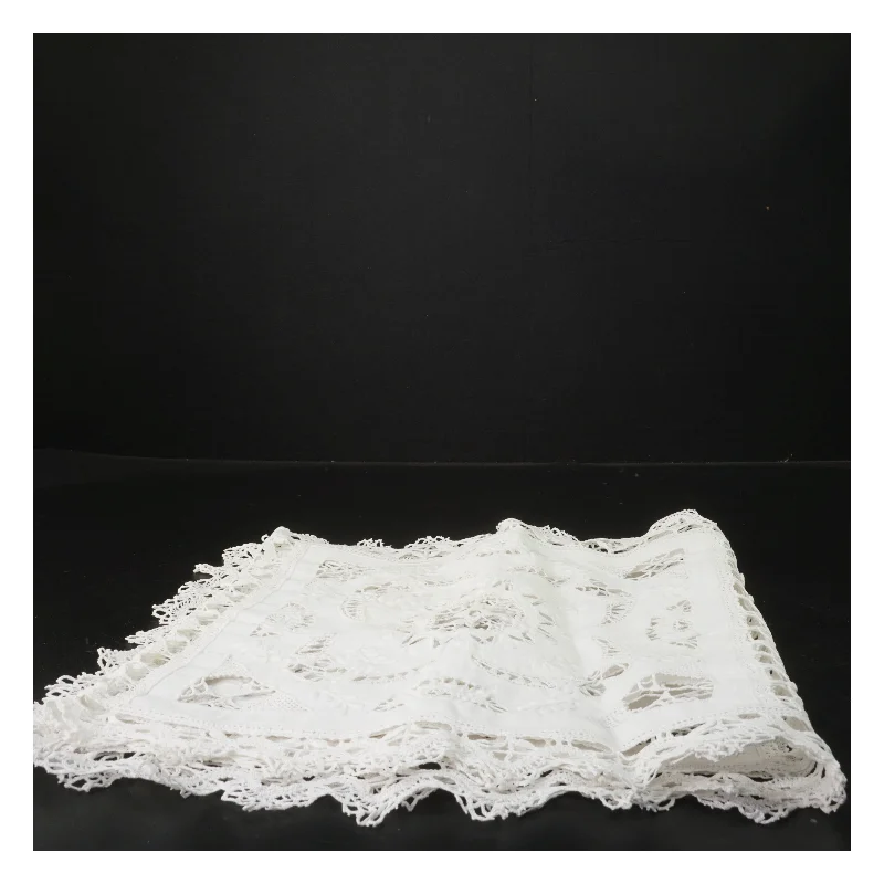 Broderet dug med blondedetaljer (str. 124x33 cm)