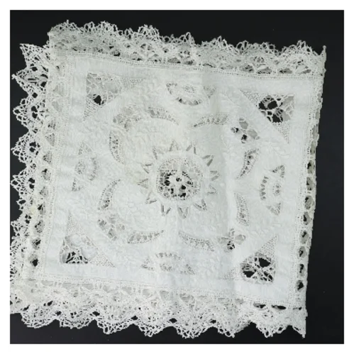 Broderet dug med blondedetaljer (str. 124x33 cm)