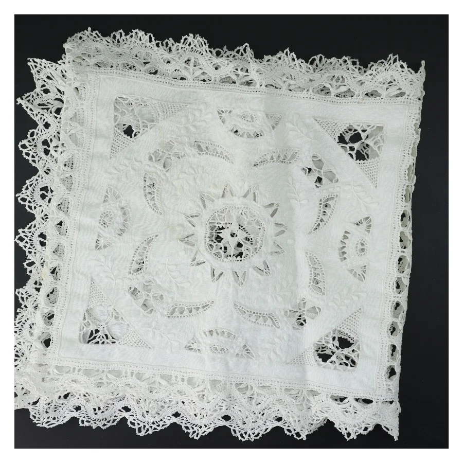 Broderet dug med blondedetaljer (str. 124x33 cm)