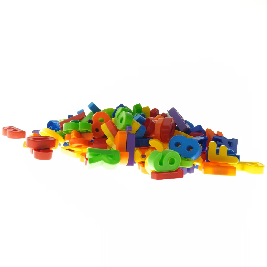 Farverige plastmagnet bogstaver og tal