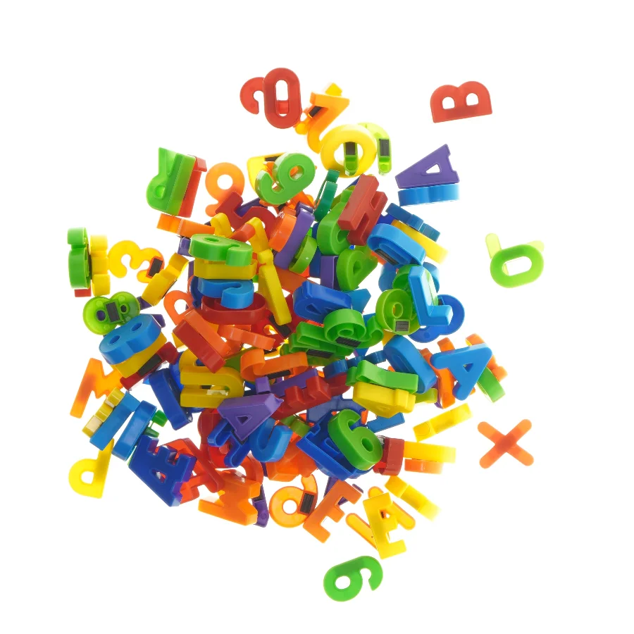 Farverige plastmagnet bogstaver og tal