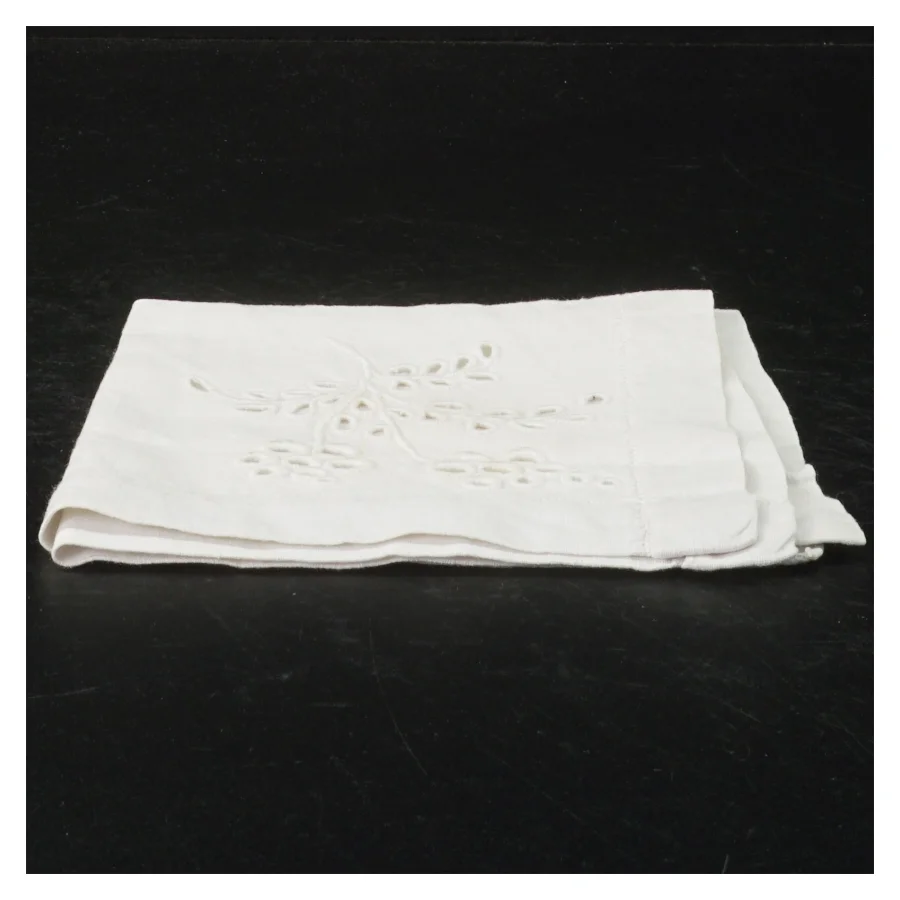 Hvid serviet med broderi (str. 29,5 x. 29 cm)