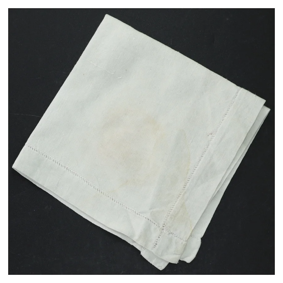 Hvid serviet med broderi (str. 29,5 x. 29 cm)