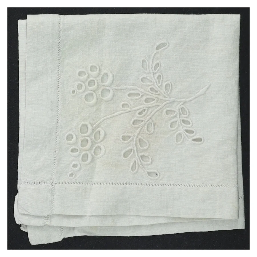 Hvid serviet med broderi (str. 29,5 x. 29 cm)
