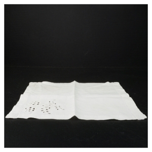 Hvid serviet med broderi (str. 29,5 x. 29 cm)