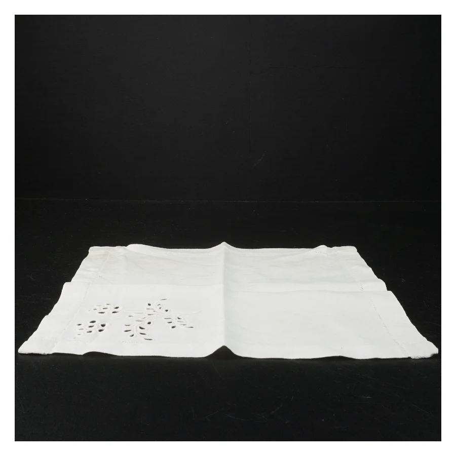 Hvid serviet med broderi (str. 29,5 x. 29 cm)