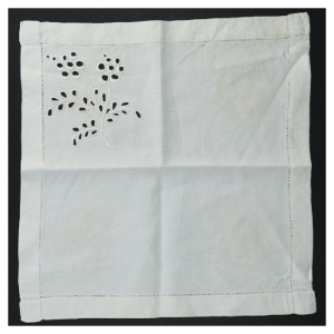 Hvid serviet med broderi (str. 29,5 x. 29 cm)